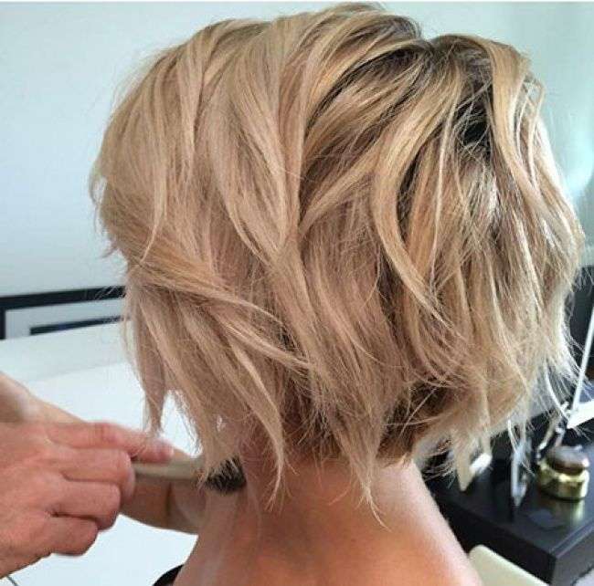découvrez comment adopter la coupe carré droit idéale pour sublimer les cheveux fins et leur apporter volume et élégance.