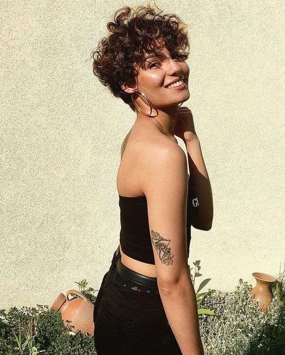 découvrez nos idées de coupe dégradée pour sublimer vos cheveux bouclés avec style et modernité. conseils et inspirations pour un look harmonieux et naturel.