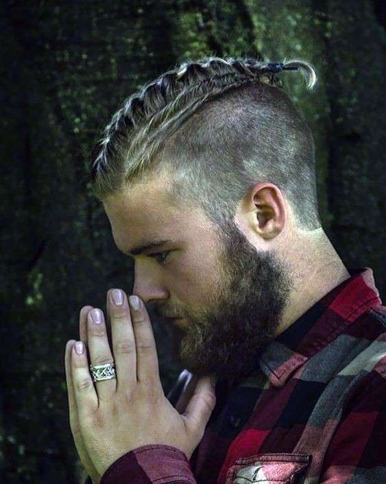 découvrez nos coupes homme style viking, alliant tradition nordique et modernité pour un look audacieux et authentique.