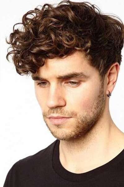 découvrez comment réaliser un dégradé parfait pour cheveux bouclés homme, alliant style et naturel pour un look moderne et tendance.