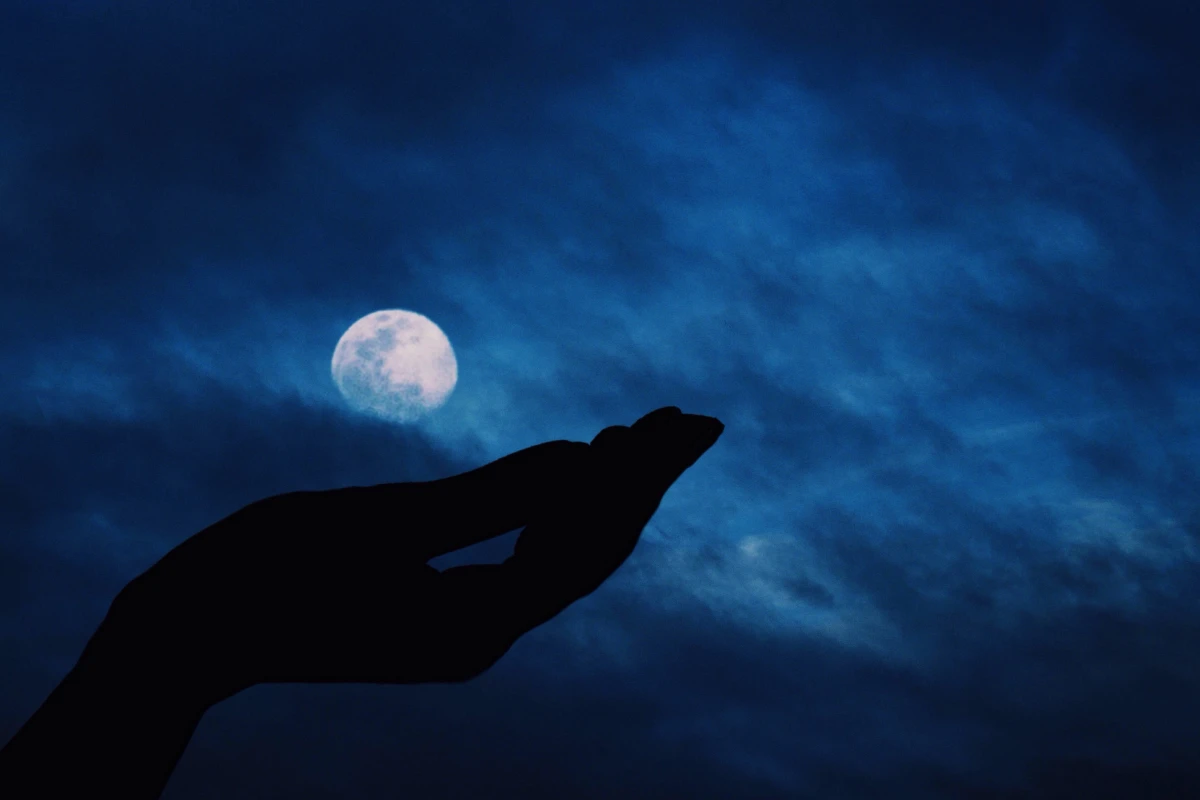 découvrez comment la lune influence la croissance des cheveux et quels effets ses différentes phases peuvent avoir sur leur vitalité et leur santé.