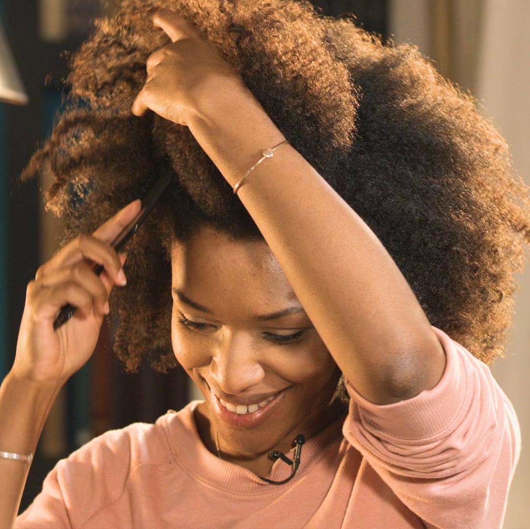 découvrez nos conseils essentiels pour entretenir vos cheveux crépus longs et préserver leur santé au quotidien.