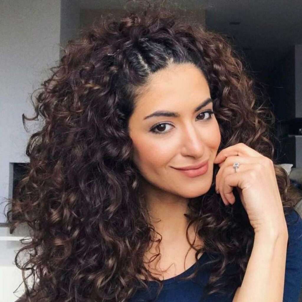 découvrez nos conseils et astuces pour entretenir vos cheveux mi-longs bouclés et révéler toute leur beauté naturelle au quotidien.