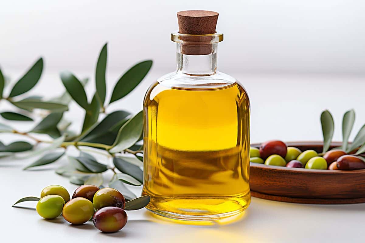 découvrez les bienfaits de l'huile de jojoba pour vos cheveux : hydratation, brillance et réparation naturelles.