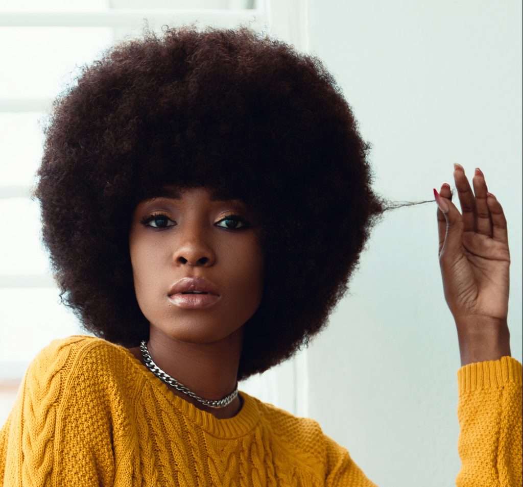 découvrez des méthodes naturelles et efficaces pour lisser vos cheveux crépus tout en préservant leur santé et leur beauté.