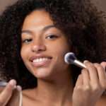 Tout savoir sur les mèches bouclées : conseils et astuces pour un style réussi