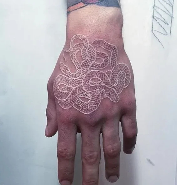 découvrez des conseils et techniques adaptés pour un tatouage réussi sur peau noire, garantissant éclat et durabilité de vos motifs.