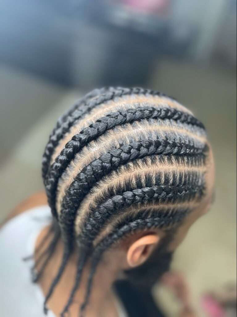 découvrez notre guide complet sur les tresses plaquées pour hommes : styles, conseils d'entretien et astuces pour un look parfait.