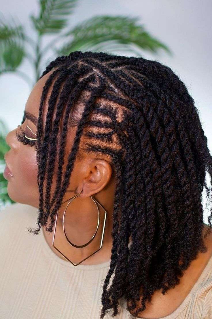 découvrez comment sublimer vos cheveux naturels avec la technique du twist out pour des boucles définies, volumineuses et éclatantes de santé.