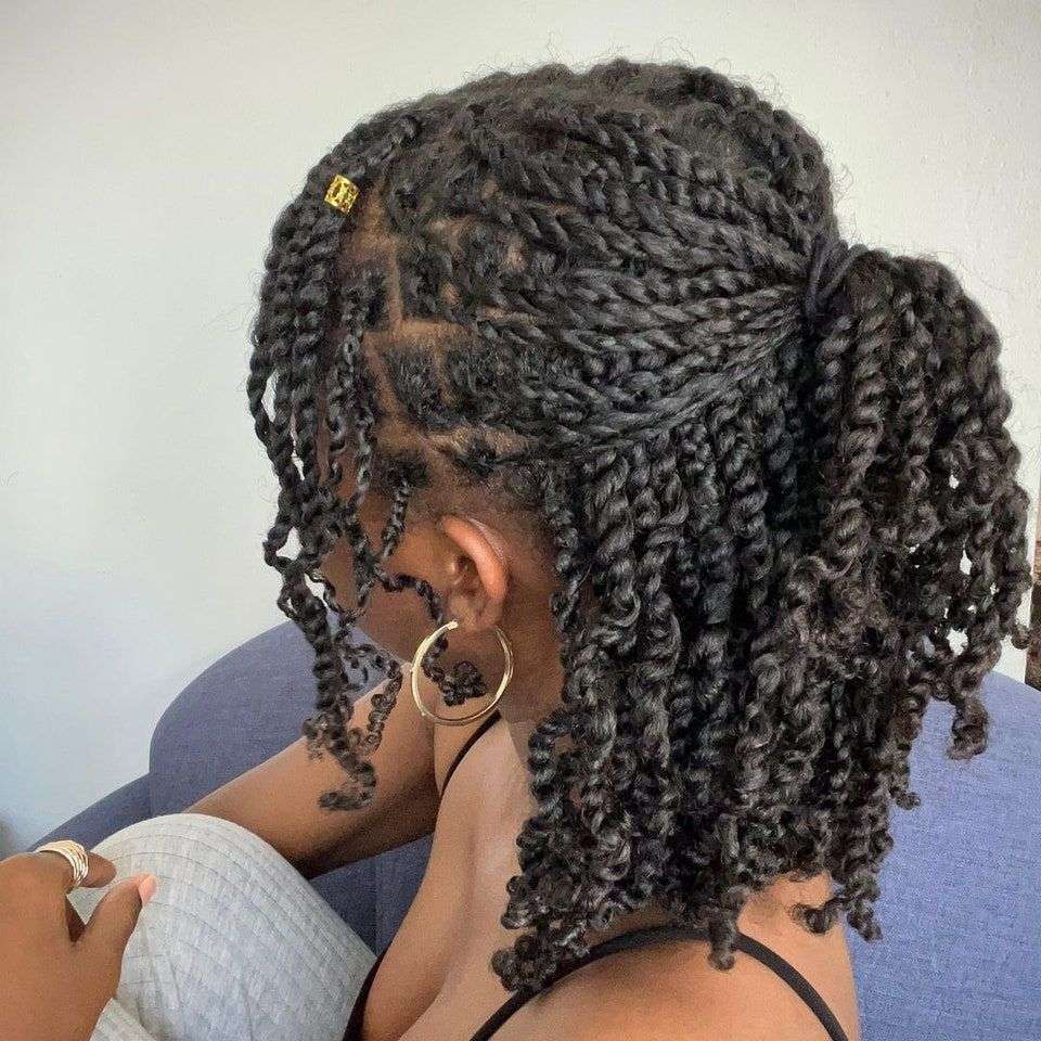 découvrez comment sublimer vos cheveux naturels avec la technique du twist out pour des boucles définies et un volume éclatant.