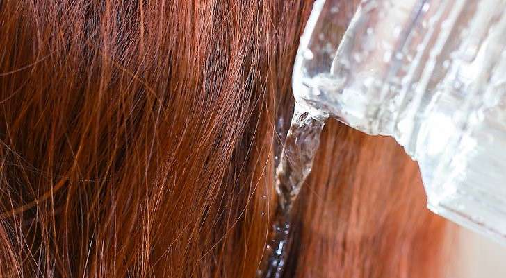 découvrez les bienfaits du vinaigre blanc pour cheveux : démêlant naturel, anti-pelliculaire et boosteur de brillance pour une chevelure saine et éclatante.
