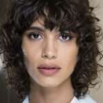 Tout savoir sur les cheveux fourchus : causes et solutions efficaces