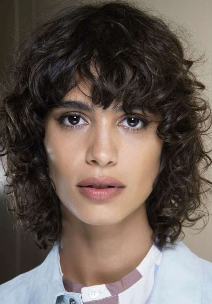découvrez les causes des cheveux fourchus et apprenez les meilleures solutions pour les prévenir et les soigner efficacement.
