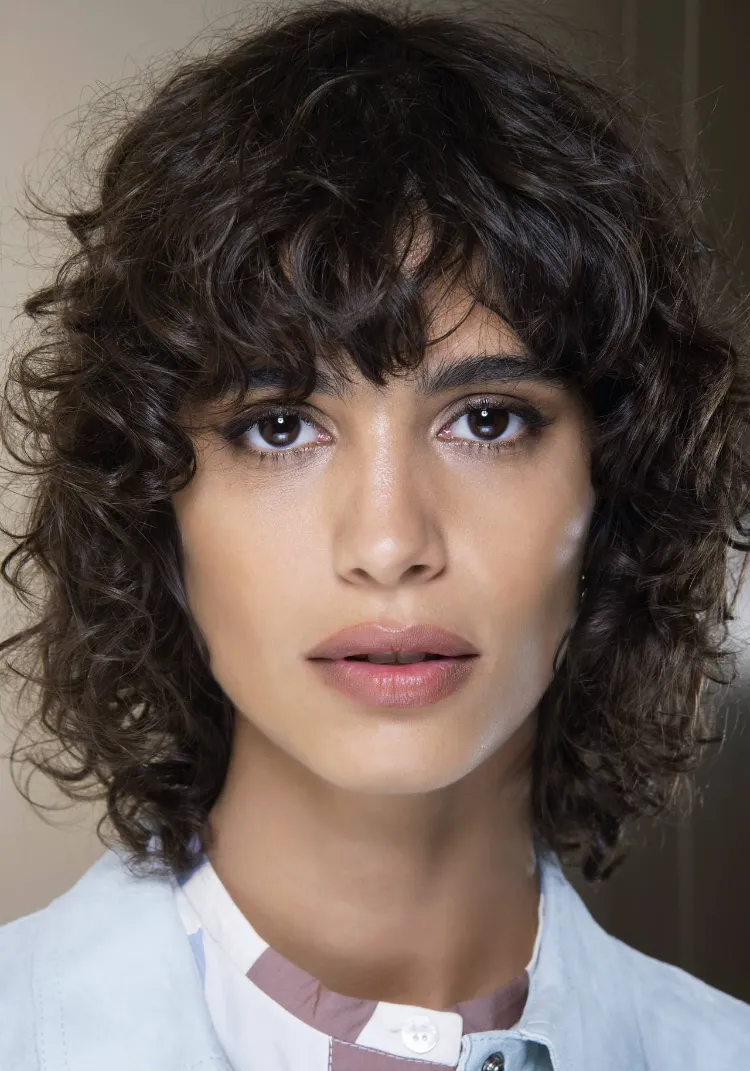 découvrez les causes des cheveux fourchus et les solutions efficaces pour retrouver une chevelure saine et brillante. conseils et soins adaptés pour réparer vos pointes abîmées.