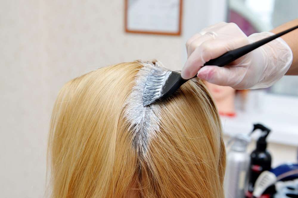 découvrez comment réussir la décoloration des cheveux blancs sans les abîmer grâce à nos conseils professionnels et astuces naturelles pour préserver la santé de votre chevelure.