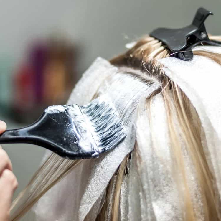 découvrez nos conseils experts pour prendre soin des cheveux décolorés et préserver leur éclat et leur santé au quotidien.