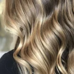 Balayage pour cheveux noirs : astuces pour un effet naturel et lumineux