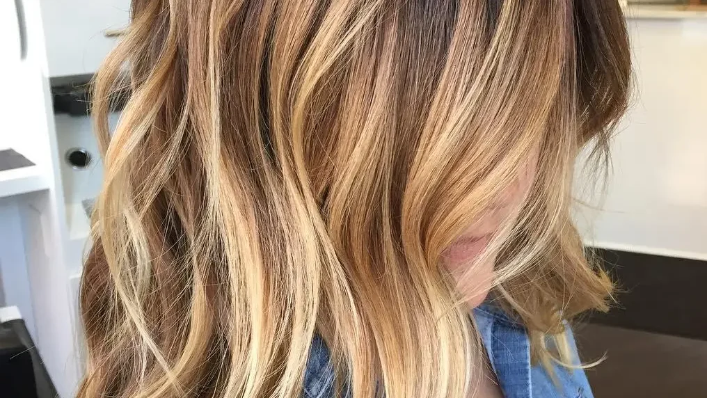 découvrez l'art du balayage pour sublimer vos cheveux avec un éclat naturel et une transition de couleurs harmonieuse. idéal pour un look lumineux et sophistiqué.