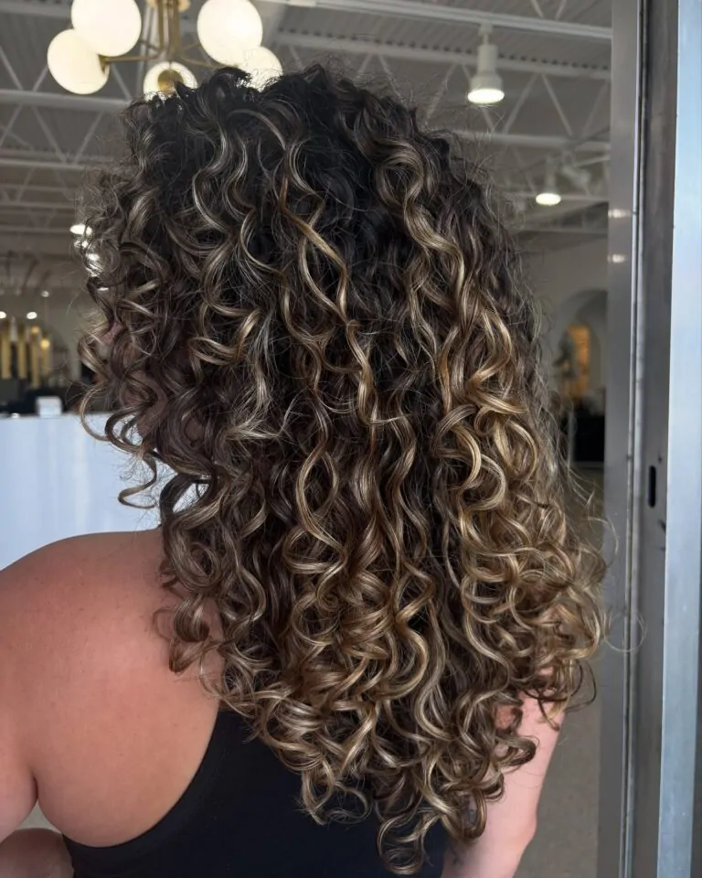 découvrez la couleur de cheveux idéale pour les cheveux bouclés et sublimer vos boucles naturelles avec des teintes adaptées pour un résultat éclatant et harmonieux.