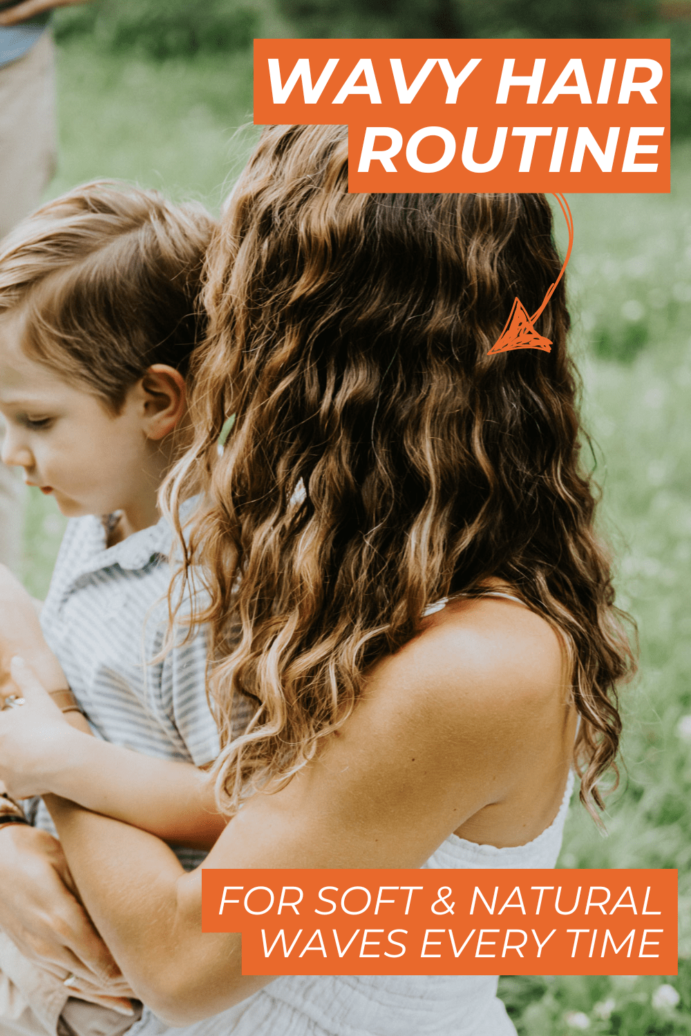découvrez nos conseils et produits essentiels pour prendre soin des cheveux ondulés naturels, afin de sublimer leur texture et leur beauté naturelle au quotidien.