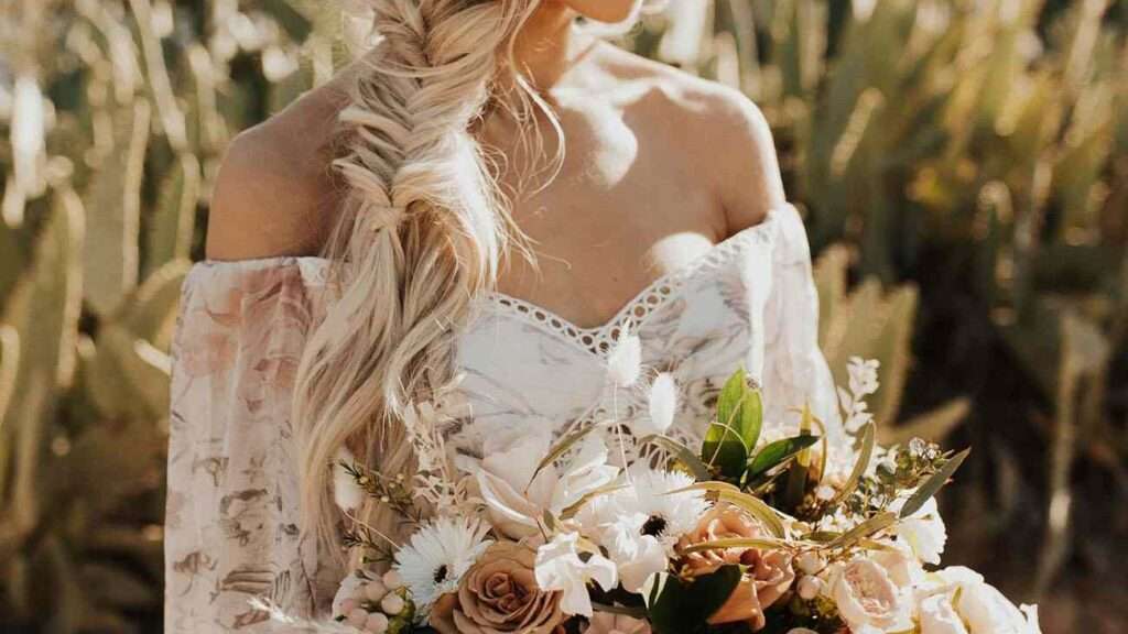 découvrez des coiffures de mariage bohèmes élégantes et naturelles pour un look romantique et libre le jour de votre mariage.