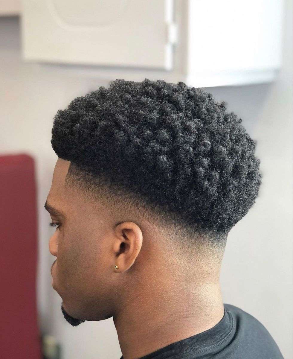 découvrez les coiffures afro pour hommes, alliant style et authenticité. trouvez l'inspiration pour sublimer vos cheveux naturellement bouclés et affirmer votre identité.