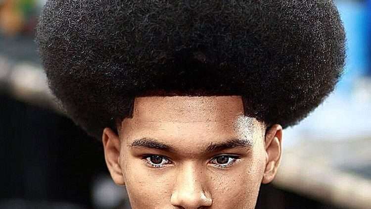 découvrez les coupes de cheveux afro pour hommes, alliant style et authenticité. inspirez-vous des tendances actuelles pour une coiffure unique et moderne.