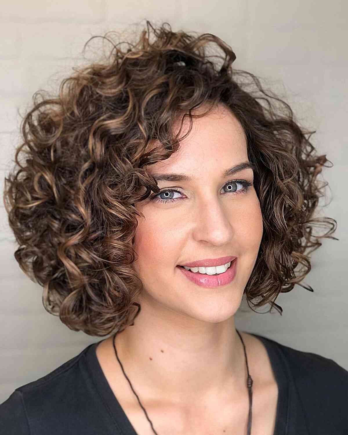 découvrez des coupes courtes pour cheveux bouclés, stylées et faciles à entretenir, parfaites pour sublimer vos boucles naturelles avec élégance.