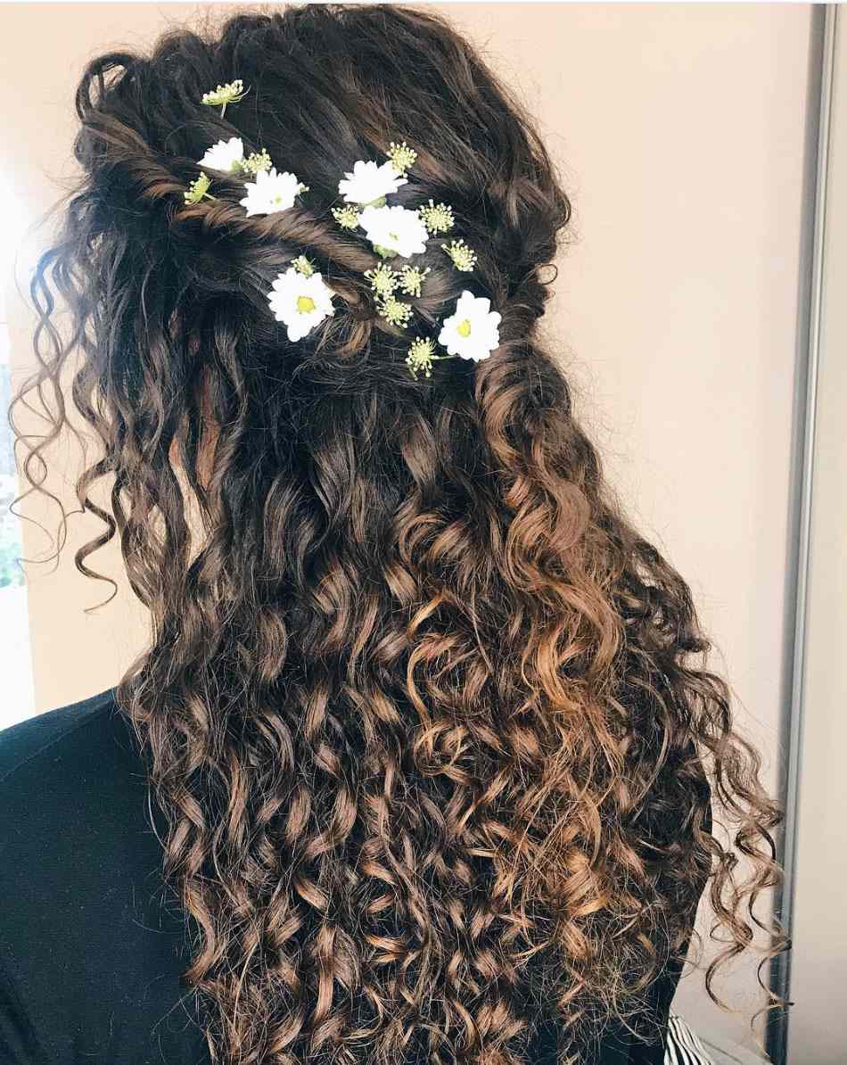 découvrez des coiffures de mariage élégantes et adaptées aux cheveux bouclés pour sublimer votre look le jour j.