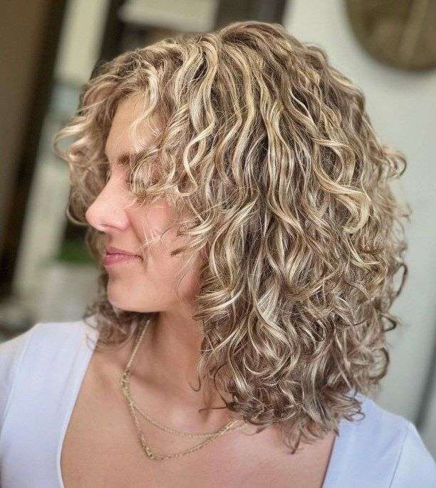 découvrez les meilleures coupes de cheveux pour cheveux bouclés mi-longs et sublimez votre coiffure naturelle avec style et élégance.