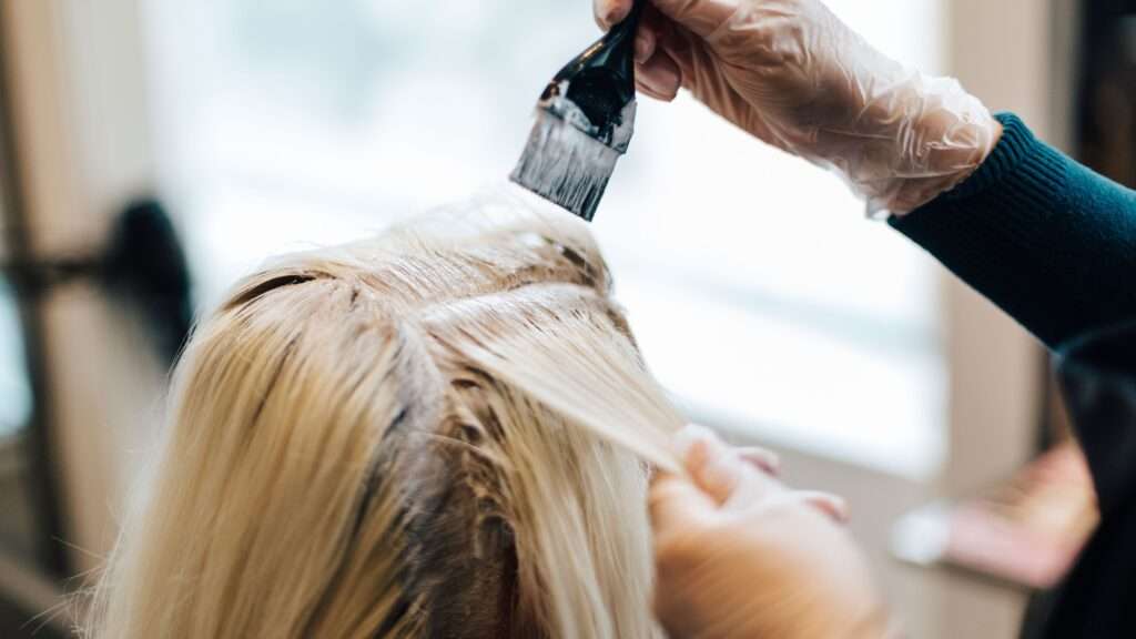 découvrez nos techniques professionnelles de décoloration des cheveux pour un blond éclatant et des résultats durables, adaptés à tous types de cheveux.