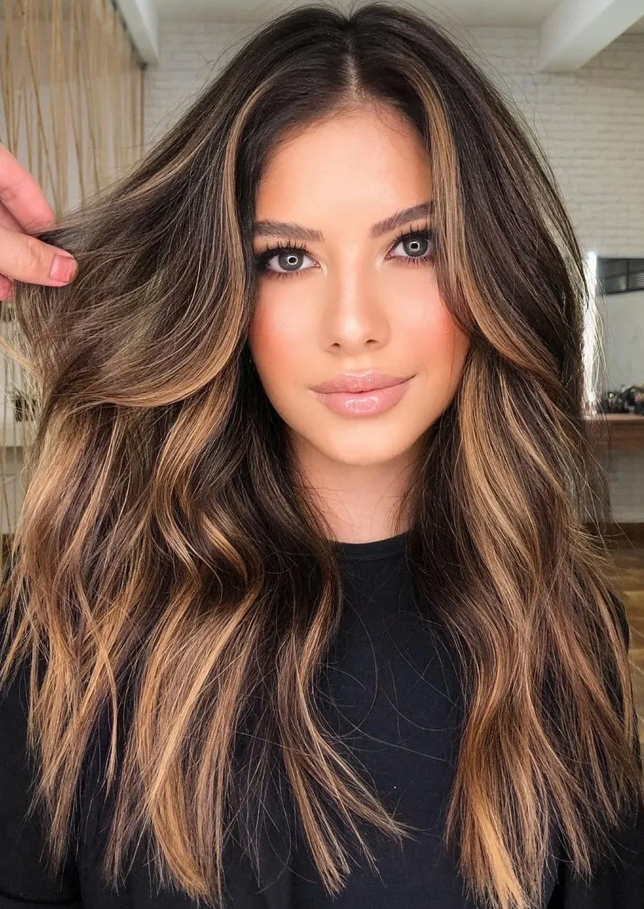 découvrez nos conseils et techniques pour sublimer vos cheveux avec des mèches lumineuses et naturelles. apportez éclat et profondeur à votre coiffure grâce aux hair highlights.