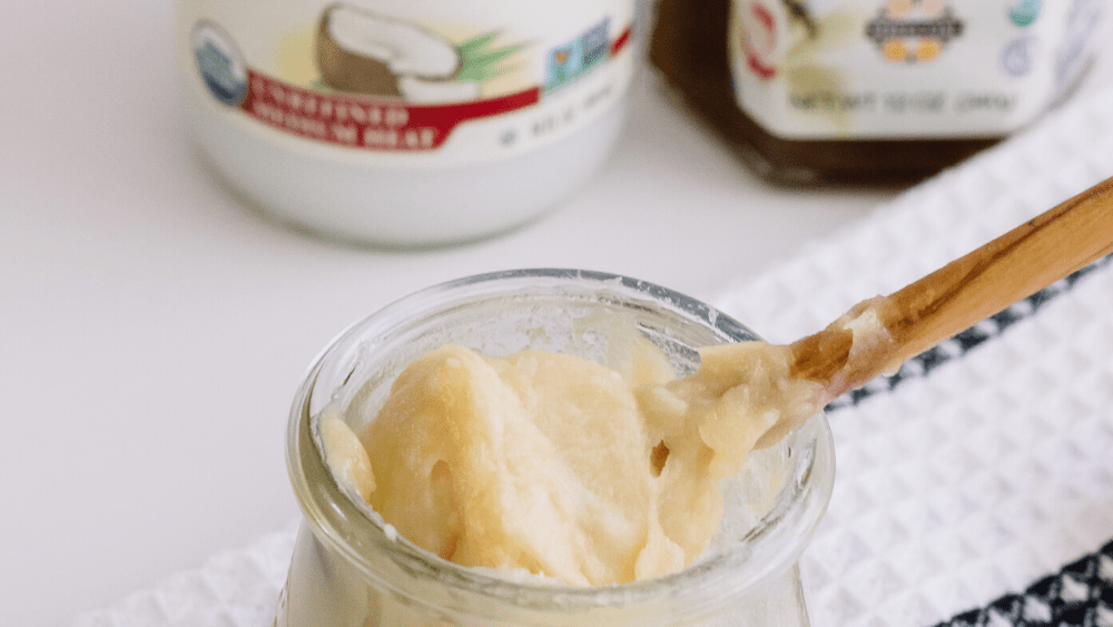 masque capillaire au miel nourrissant pour des cheveux doux, brillants et revitalisés en profondeur.