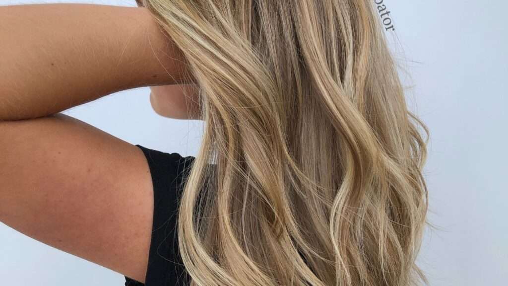 découvrez nos astuces pour sublimer vos cheveux avec des mèches blondes naturelles et éclatantes, pour un look lumineux et sophistiqué.
