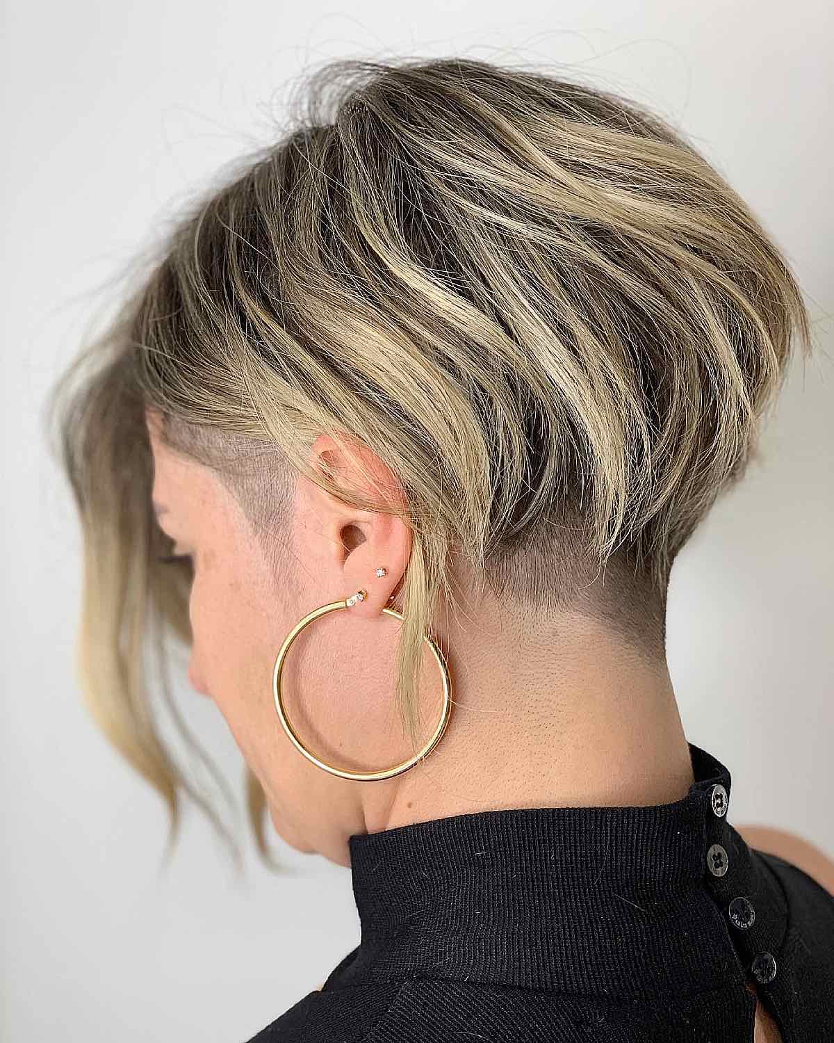découvrez les coiffures undercut pour femmes, alliant audace et élégance, pour un look moderne et tendance.