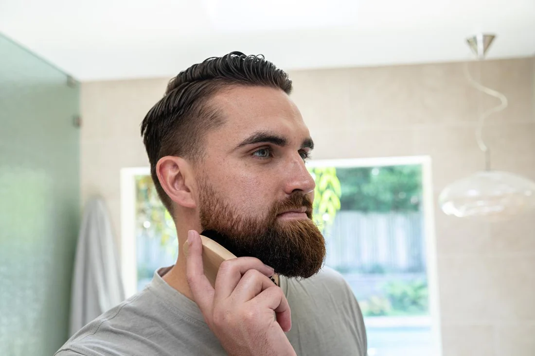 découvrez nos conseils et astuces pour un entretien quotidien parfait de votre barbe, du taillage au soin, pour un style impeccable et soigné.