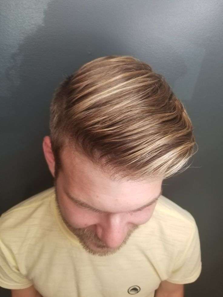 découvrez le blond balayage pour hommes : une technique de coloration moderne et tendance qui apporte lumière et naturel à votre coiffure.