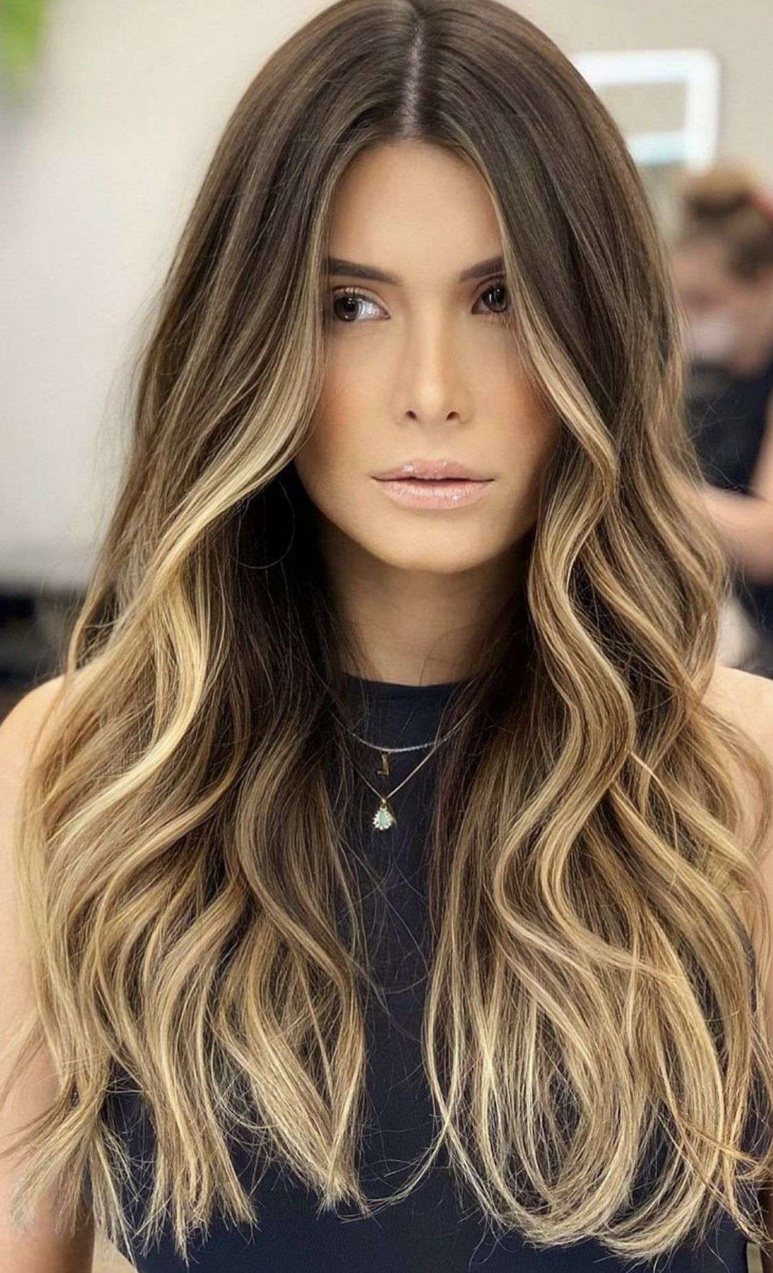 découvrez nos techniques de coloration pour cheveux brun clair et blond, alliant élégance et naturel pour un look lumineux et tendance.