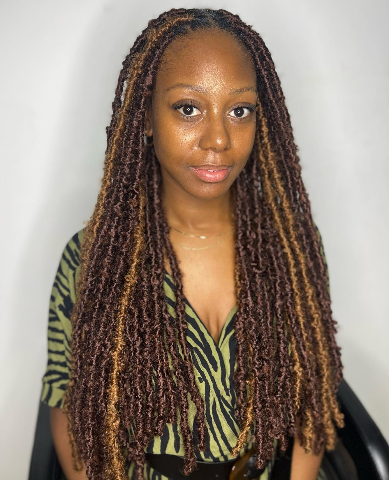 découvrez les faux locs, une coiffure tendance et stylée qui offre un look naturel et protecteur pour vos cheveux. parfaits pour changer de style facilement tout en prenant soin de votre chevelure.