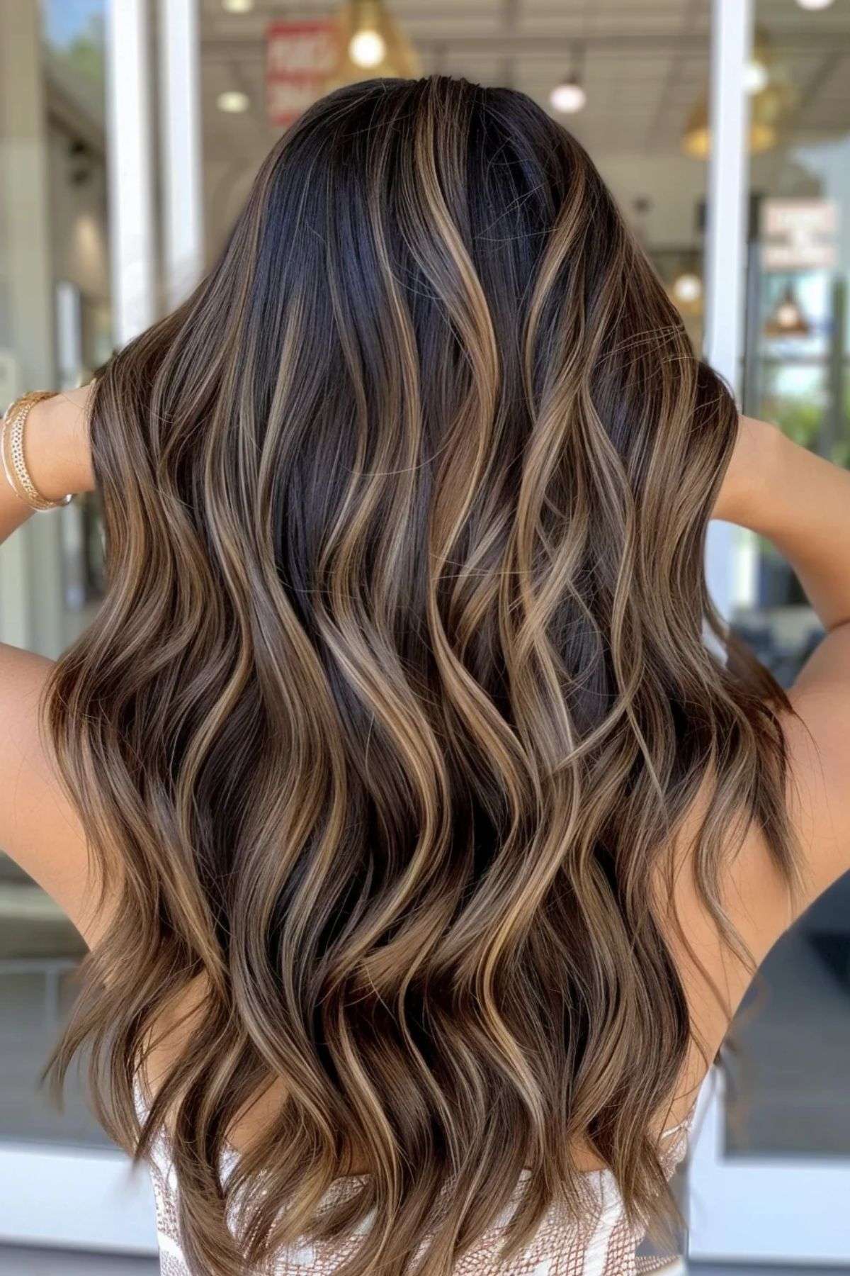 découvrez nos techniques professionnelles de mèches pour illuminer et sublimer la couleur de vos cheveux avec naturel et élégance.