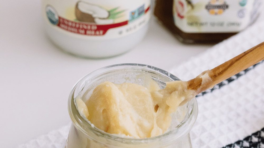 masque capillaire au miel : hydratez et nourrissez vos cheveux en profondeur pour une douceur et une brillance naturelles.