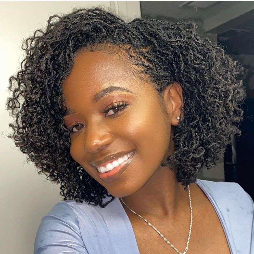 découvrez les sister locks, une technique de coiffure naturelle élégante et durable, parfaite pour sublimer vos cheveux avec style et authenticité.